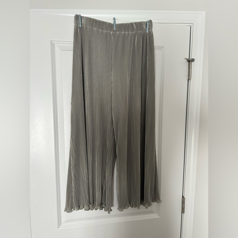 Green/Sage stretchy capri wide leg pants